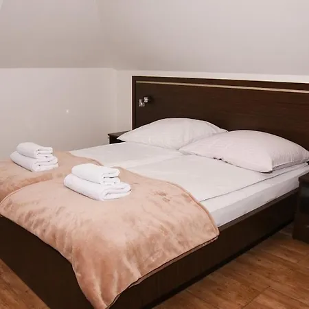 Dworek Gora I Kura *