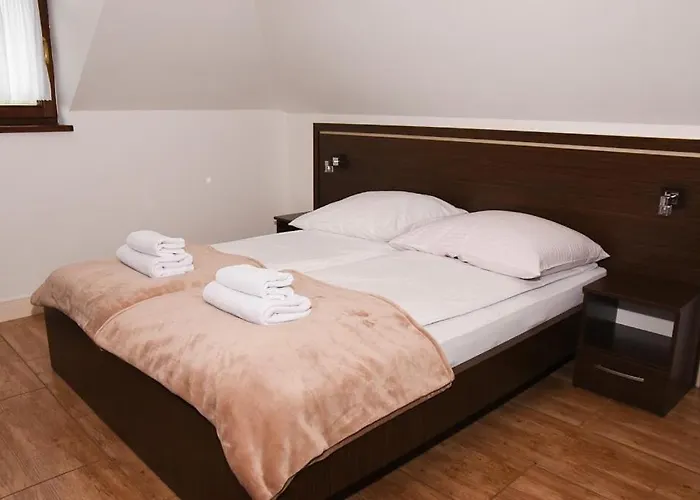 Dworek Gora I Kura *